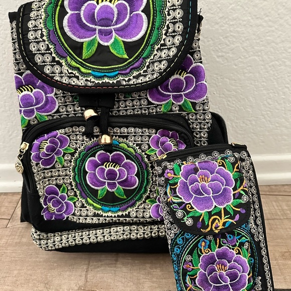 Embroidered backpack and matching wallet. - Picture 2 of 4